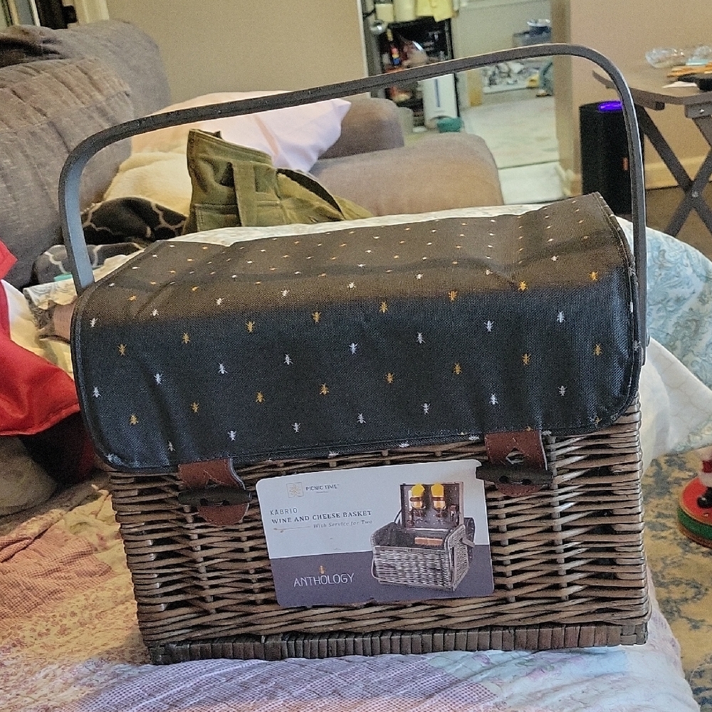Picnic Basket/ Wine & Cheese/Excellent Condition! Beautiful!